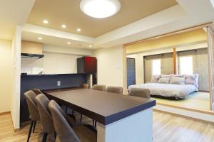 a dining room with a table and a bed at MolinHotels702 アクティビティを満喫できる札幌定山渓 天然温泉付-1L2Room K-Bed1&W-beds3 8persons in Jozankei