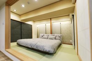 a large bed in a room with a large window at MolinHotels702 アクティビティを満喫できる札幌定山渓 天然温泉付-1L2Room K-Bed1&W-beds3 8persons in Jozankei