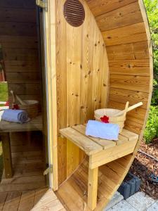 un saunaificialificialificialificialificialificialificialificialificialificialificialificial dans l'établissement Moderne Fewo mit Fasssauna und Kamin im ländl. Allgäu, à Eggenthal