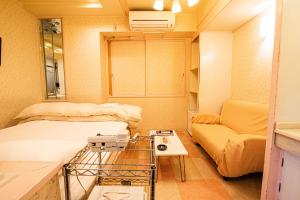 京都市にあるフルスファー ホテルのベッド1台とソファが備わる小さな客室です。