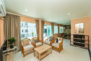 Ruang duduk di Nature's Hideaway by Ratana, Rawai