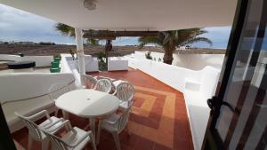 a balcony with a table and chairs and a view of the desert at Apartamento Cotillo in Cotillo