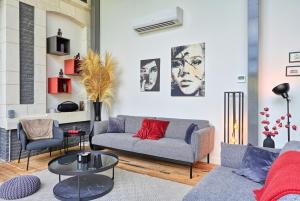 uma sala de estar com um sofá e uma mesa em Incroyable Villa 5 étoiles 7 minutes du Centre de Lille em Marcq-en-Baroeul