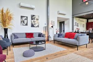 uma sala de estar com dois sofás e uma mesa em Incroyable Villa 5 étoiles 7 minutes du Centre de Lille em Marcq-en-Baroeul