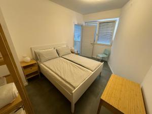 Dormitorio pequeño con cama y mesa en IL POSTICINO, en Forlì