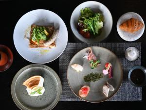 cztery talerze jedzenia siedzące na stole w obiekcie WeBase KAMAKURA w mieście Kamakura