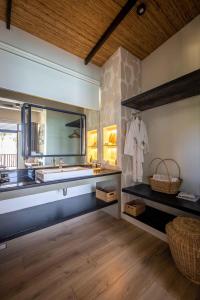 baño con lavabo y espejo grande en Maremegmeg Beach Club en El Nido