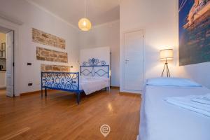 sypialnia z 2 łóżkami i lampką w obiekcie Lovely Central Nest w mieście Alghero