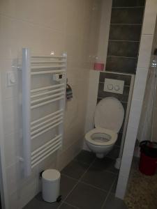 d'une petite salle de bains avec toilettes et escalier. dans l'établissement Meublé de tourisme situé à l'entrée de Royan, à Médis