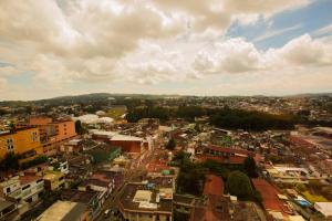 una vista aérea de una ciudad con edificios en Holiday Inn Express Xalapa, an IHG Hotel en Xalapa