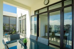 Apartamento con balcón con vistas a la ciudad en Palm Biche Residence en Trou aux Biches