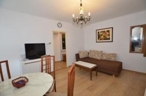uma sala de estar com um sofá e uma mesa em Moris Apartman em Rovinj