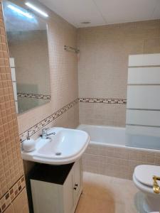 ein Badezimmer mit Waschbecken und Badewanne in der Unterkunft Apartamento rural en Sierra de Gredos in San Bartolomé de Pinares