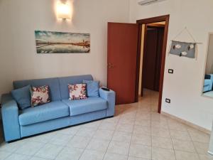 ein Wohnzimmer mit einem blauen Sofa in einem Zimmer in der Unterkunft Residence Barbara in Trapani