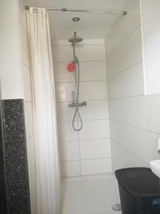 Koupelna v ubytování Apartment in Lindenberg, Goßholz + 2 fotografie