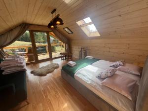 1 dormitorio con 1 cama en una cabaña de madera en Świerkowa Oaza, en Istebna