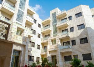 facciata di un edificio con balconi di مجمع الحدائق ad Amman