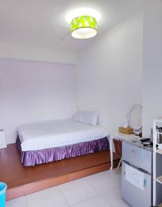 Rúm í herbergi á Sanyi Dream Garden B&B