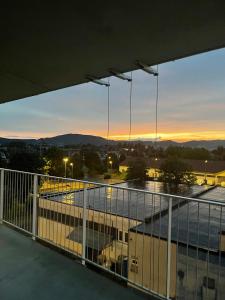 uma vista da varanda de um edifício ao pôr-do-sol em Luxusapartment mit großer Terrasse, E-Parkplatz und Parkplatz em Graz