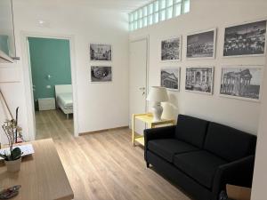 uma sala de estar com um sofá e uma mesa em New Caos Calmo em Roma