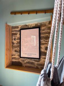 una foto colgada en una pared con un marco de madera en Le Four' Nid, en La Terrasse-sur-Dorlay
