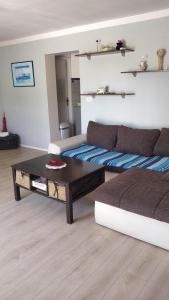 sala de estar con sofá y mesa de centro en Apartment Lavinia en Zadar