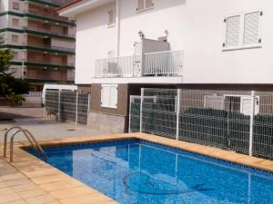 una piscina frente a un edificio en Apartment Gandía Playa 3000, en Gandía