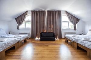 um quarto com duas camas e uma cadeira em Helyneked em Orosháza