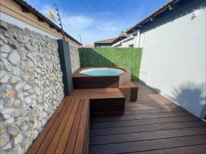 una terraza con bañera de hidromasaje en la parte lateral de un edificio en Bel Air 1 en Grabouw