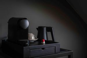 Vestidor negro con cafetera y taza en Ben Hogan Lodge, en Owingen