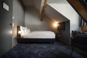 1 dormitorio con 1 cama y 1 sofá en Ben Hogan Lodge, en Owingen