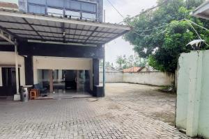 an empty courtyard of a building with a garage at Ni Hotel Syariah Bandara Soekarno Hatta Mitra RedDoorz in Selapajang