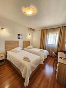 Llit o llits en una habitació de Hotel Prvan