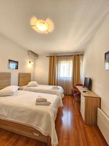 Llit o llits en una habitació de Hotel Prvan