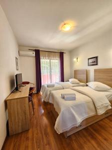 Llit o llits en una habitació de Hotel Prvan