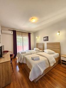 Llit o llits en una habitació de Hotel Prvan