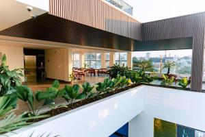 uma imagem de um edifício com piscina e plantas em LuckyStar Hotel em Pleiku