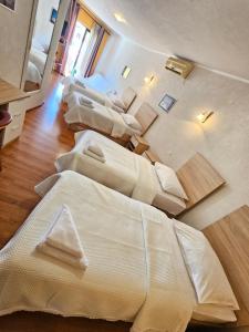 Llit o llits en una habitació de Hotel Prvan