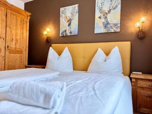 Cette chambre d'hôtel comprend 2 lits avec des oreillers blancs. dans l'établissement Apartment M - Zell am See, à Zell am See