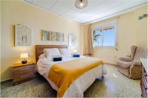 een grote slaapkamer met een groot bed en een bank bij Apartamento en puerto de javea NYK in Jávea