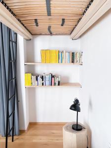 een kamer met witte muren en een boekenplank met boeken bij Apartmán TYRŠOVKA in Svoboda nad Úpou