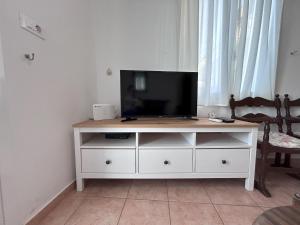 TV a/nebo společenská místnost v ubytování Sea-front Cozy Apartment