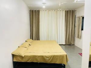 une chambre d'hôpital avec un lit dans l'angle dans l'établissement Tuljai Homestay, à Tuljapur
