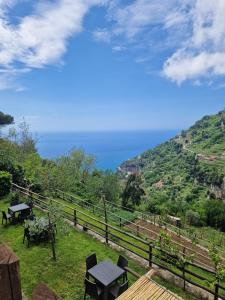 vistas al océano desde el patio de una casa en Agriturismo Orrido di Pino, en Agerola