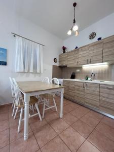 Kuchyň nebo kuchyňský kout v ubytování Sea-front Cozy Apartment