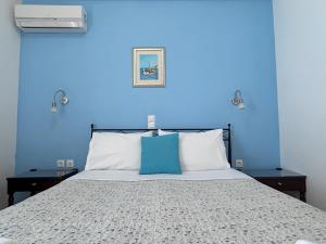 Postel nebo postele na pokoji v ubytování Sea-front Cozy Apartment