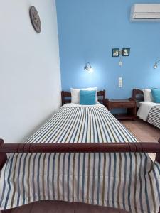 Postel nebo postele na pokoji v ubytování Sea-front Cozy Apartment