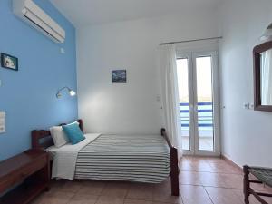 Postel nebo postele na pokoji v ubytování Sea-front Cozy Apartment