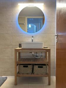 uma casa de banho com um lavatório e um espelho em Sea-front Cozy Apartment em Elounda