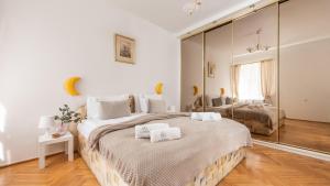 um quarto com uma cama grande com duas toalhas em Flatbook - In the Heart of Old Town Apartments Mariacka em Gdansk